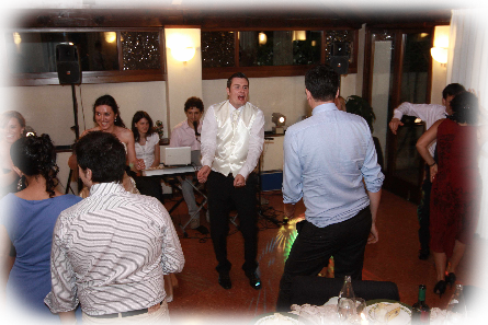 Lo sposo balla scatenato.