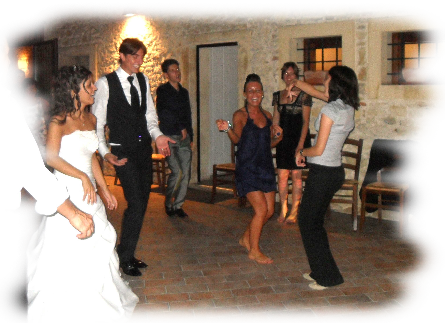 Noemi guida un ballo di gruppo con gli sposi e ospiti.