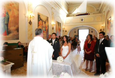 La cerimonia in chiesa di un matrimonio religioso.