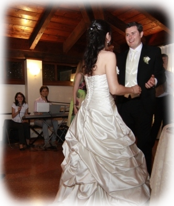 abito da sposa con fiori.