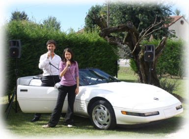 Castelli e un auto in sottofondo.