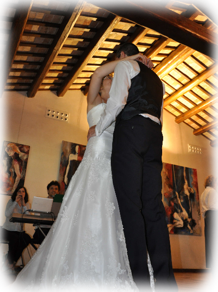 coppia di sposini che balla