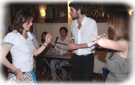 amici si devertono con musica