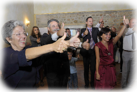 Ballano anche i genitori degli sposi e la sorella dello sposo